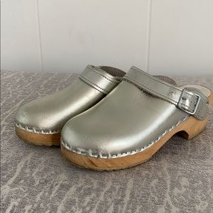 Hanna Andersson silver girls clogs size 12.5 (30)